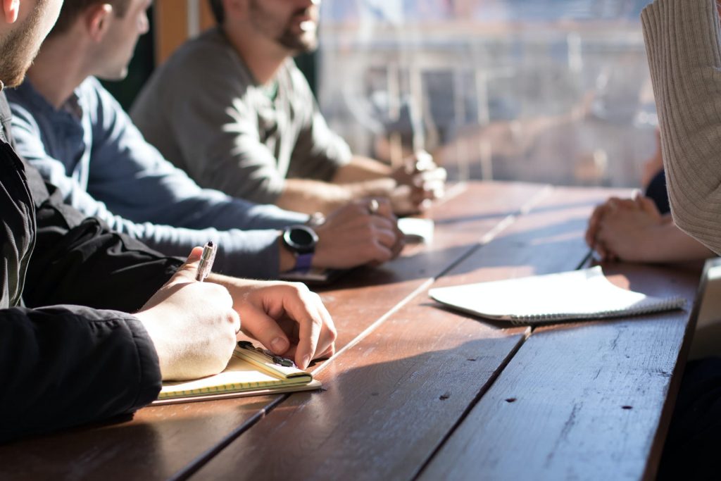 Equipe de travail qui élabore une stratégie de communication de crise