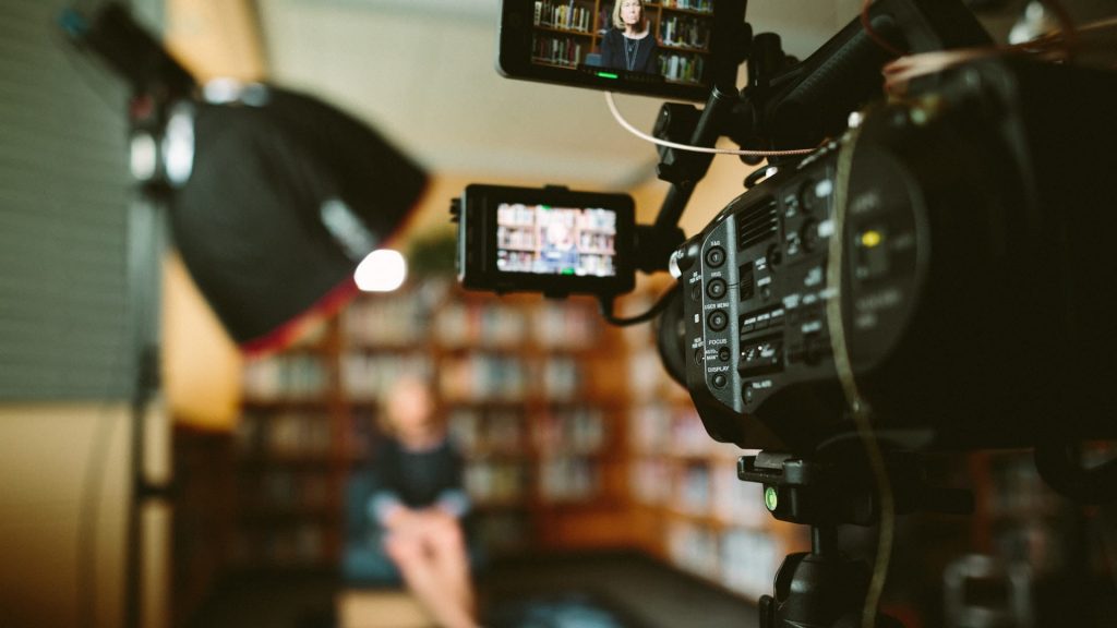 Interview de communication de filmée dans un bureau