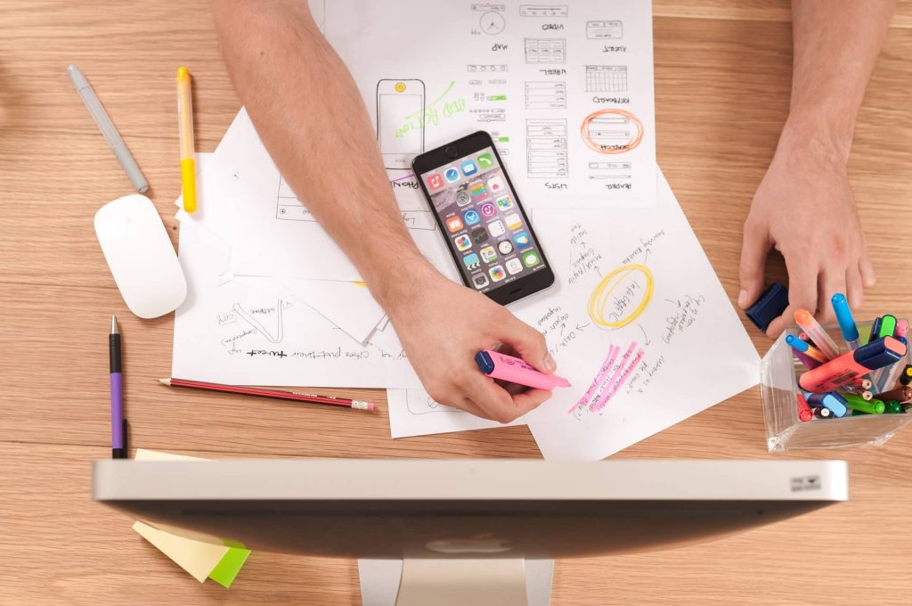 Une personne crée des contenus pour une stratégie de content marketing