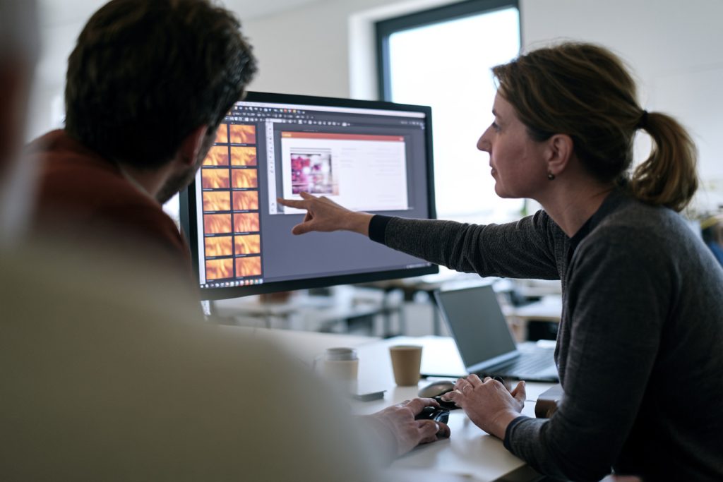 Une dirigeante et son collègue retravaillent l’ordre des slides de leur sales deck B2B