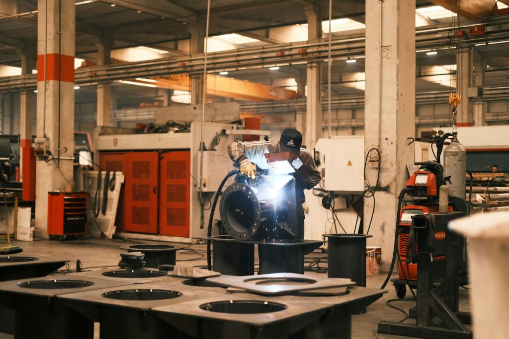 Un technicien qui rectifie une pièce dans un atelier industriel