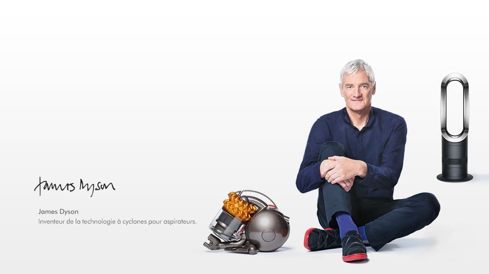 James Dyson à côté de l'aspirateur cyclonique